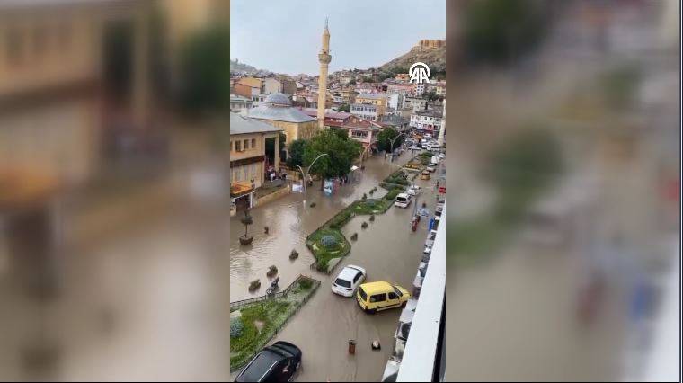 Bayburt'u sağanak vurdu! Cadde ve sokaklar göle döndü 22